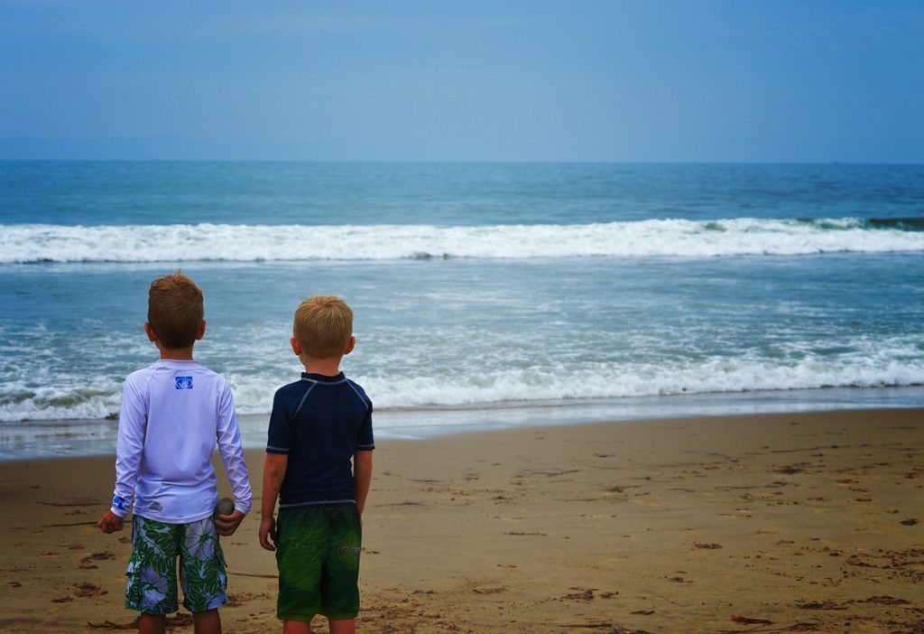 kids looking at the ocean 